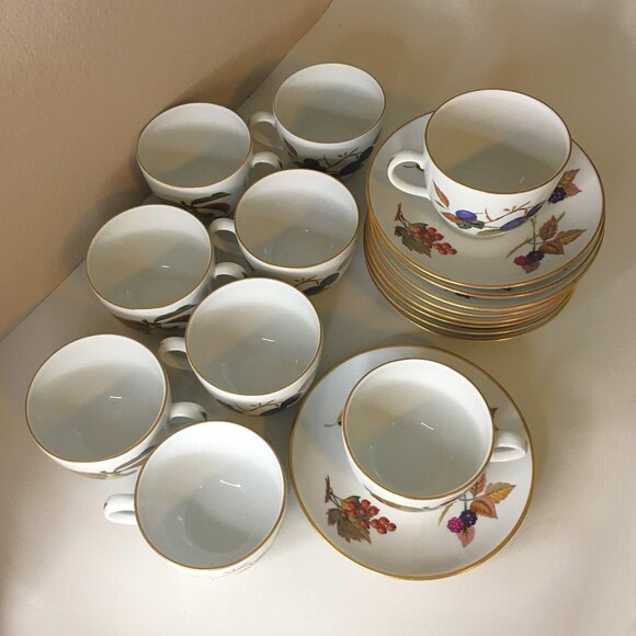 MCM 1961 ROYAL WORCESTER "Evesham" Gold Rim Cups & Saucers 🫐🍎 SET of 9! - Picture 3 of 15